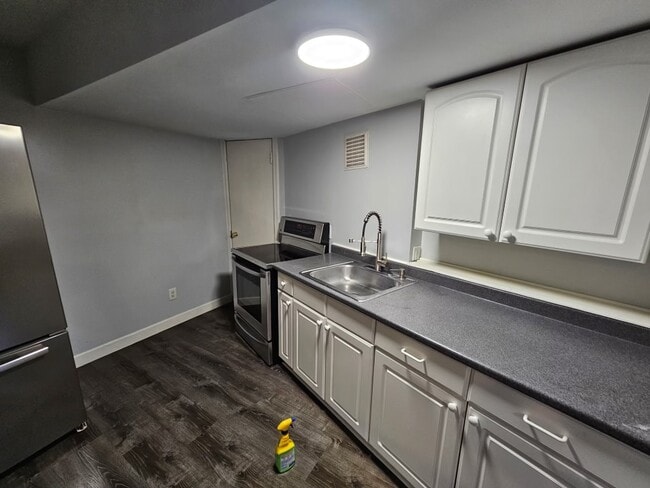 Kitchen - 505 Lakeside Rd