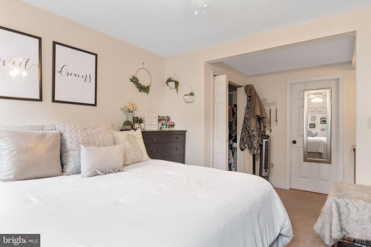 Building Photo - Charming and Spacious One Bedroom Carriage...
