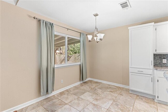 Foto del edificio - 3810 Hillside Dr