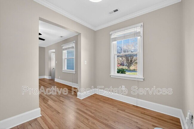 Foto del edificio - 1329 Cedar Ln