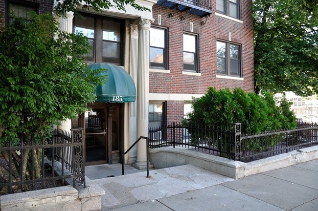 Foto del edificio - 2BR 1Bth unit. Heat/Hot Water included. Great location!