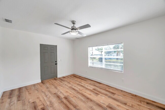 Building Photo - Charming 2-Bedroom Home with Optional Over...