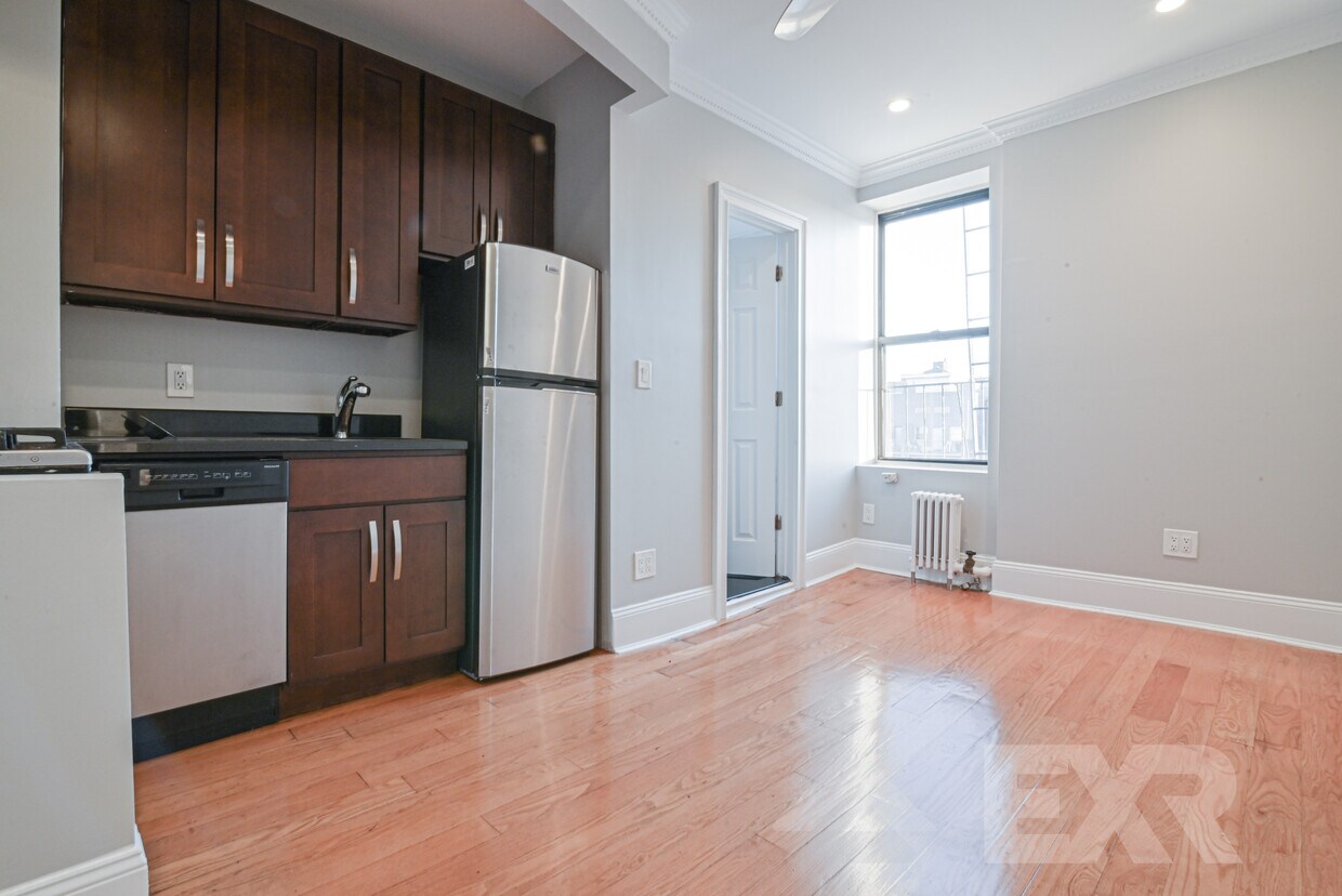 Primary Photo - 442 Lorimer St