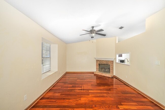 Foto del edificio - 249 Whetherbine Way E