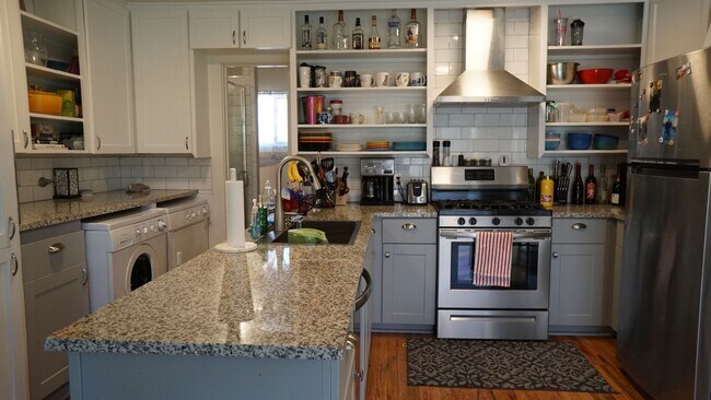 Building Photo - Charming 4 Bed, 2.5 Bath House Half Block ...