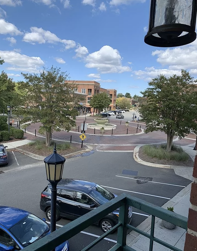 Foto del edificio - 122 Meadowmont Village Cir