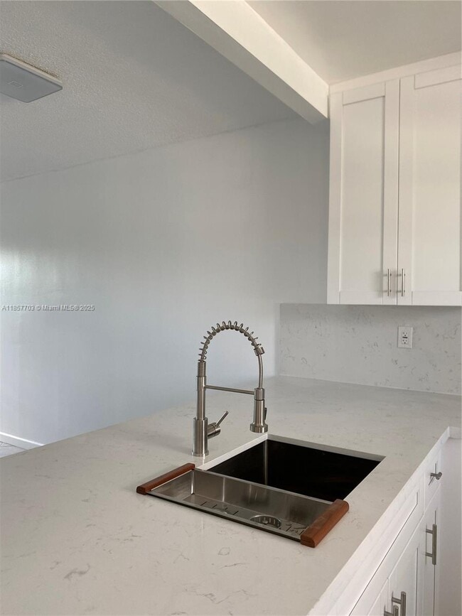 Building Photo - 5181 W Oakland Park Blvd