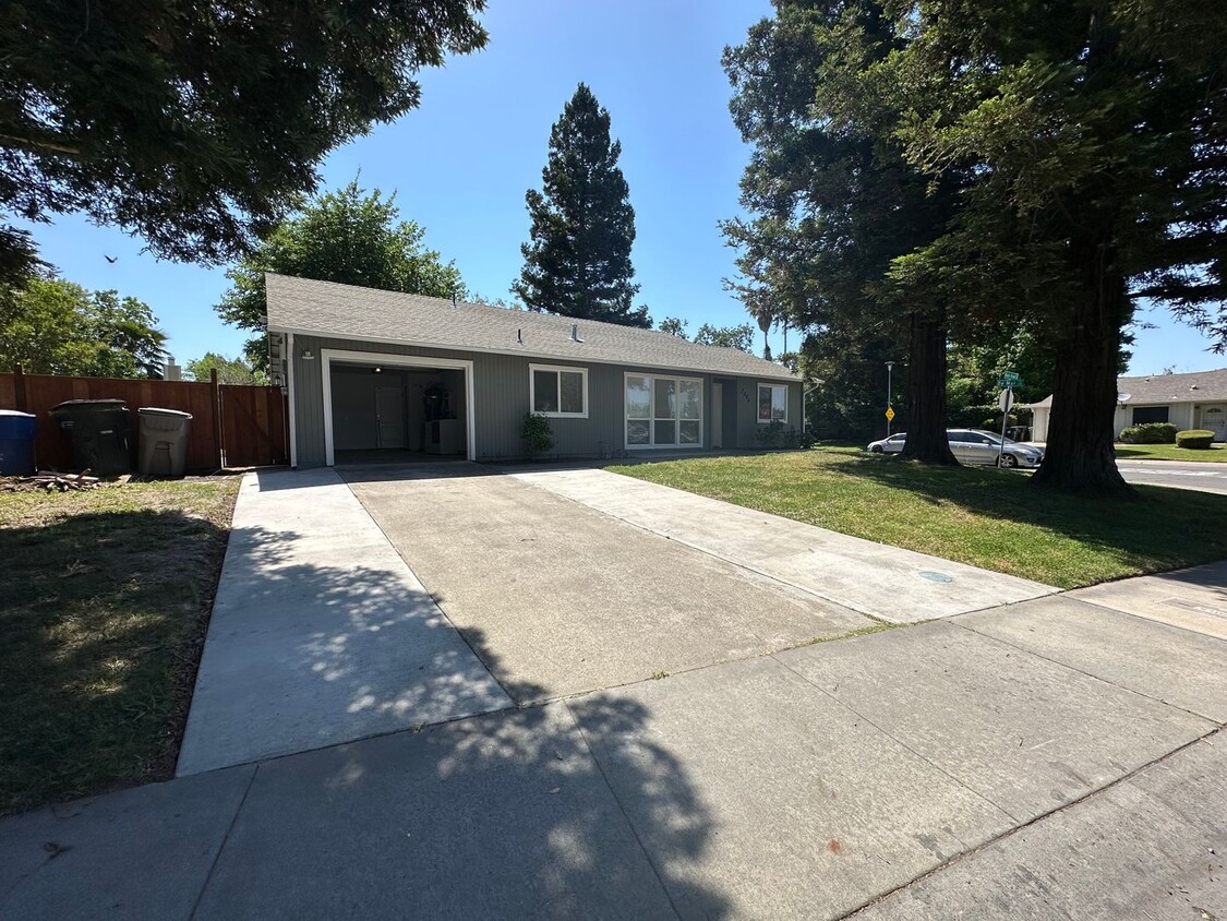 Primary Photo - LOCATION, LOCATION 3bedrooms and 2 baths G...