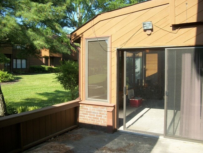 Building Photo - 3 Bedroom Condo