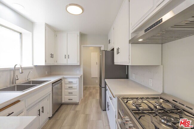 Foto del edificio - 2547 Canyon Dr