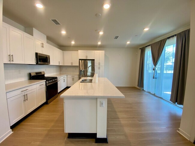 Foto del edificio - Modern 3-Bed, 3-Bath Home with Garage & Re...