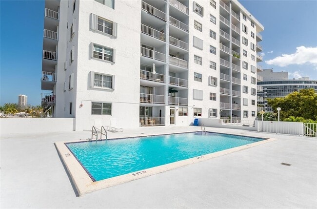 Building Photo - 6900 Bay Dr