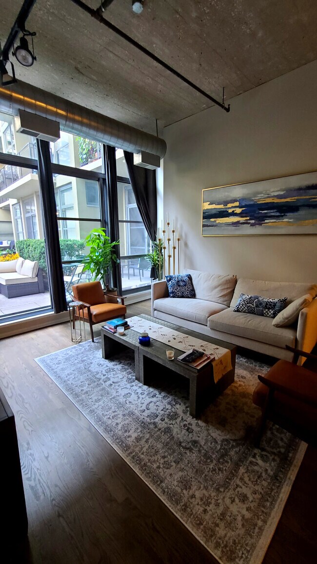 living room - 900 N Kingsbury St