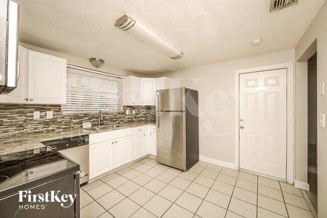 Building Photo - 8215 Winthrop Dr