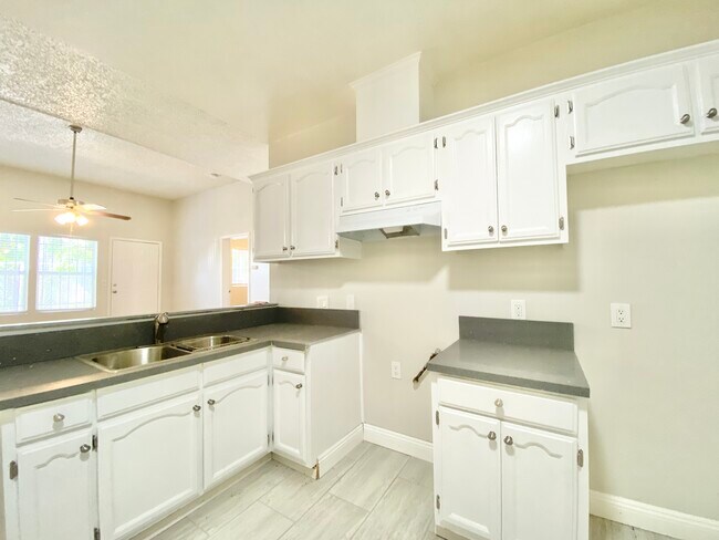Foto del edificio - 8320 Avalon Blvd