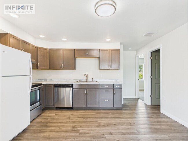 Building Photo - Bright and Airy Two Bedroom