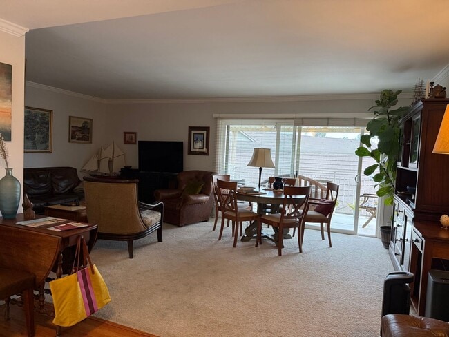 Building Photo - Spacious 2 BED/ 1.5 BATH in Encino Royal (...