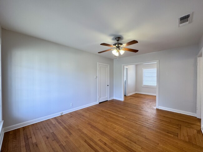 Sala de estar - 401 E 6th St