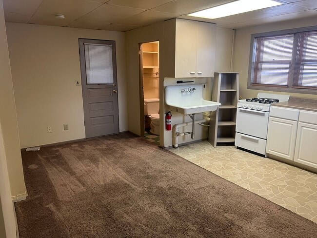 Building Photo - 211 Anne St