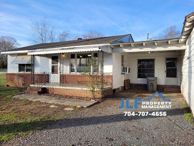 Building Photo - 2/1 Home on Large Flat Lot in Rockwell