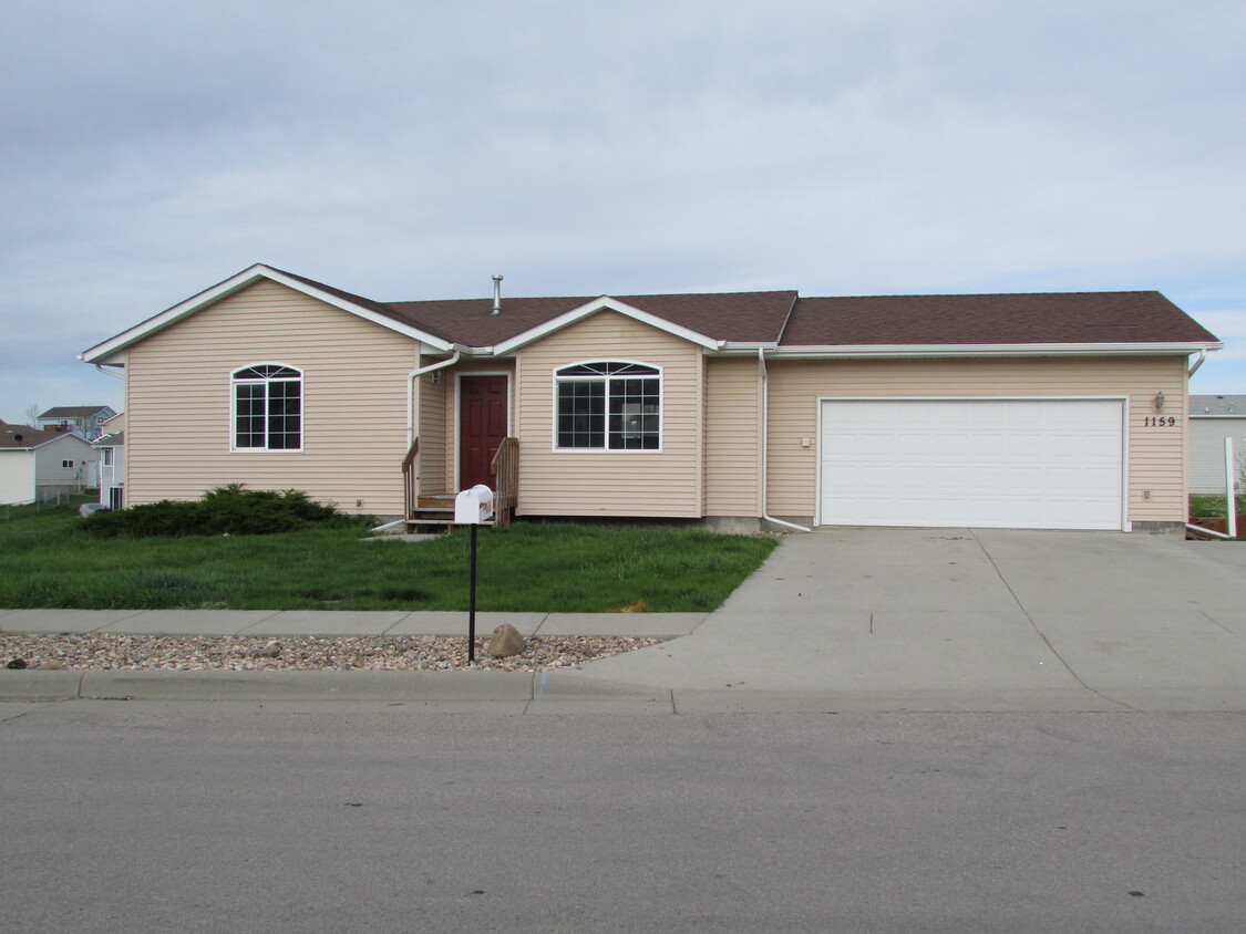 Foto principal - **APPLICATION PENDING** 4 BEDROOM | 2 BATH...