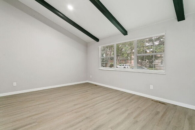 Foto del edificio - Freshly Renovated 4-Bedroom Home with Over...