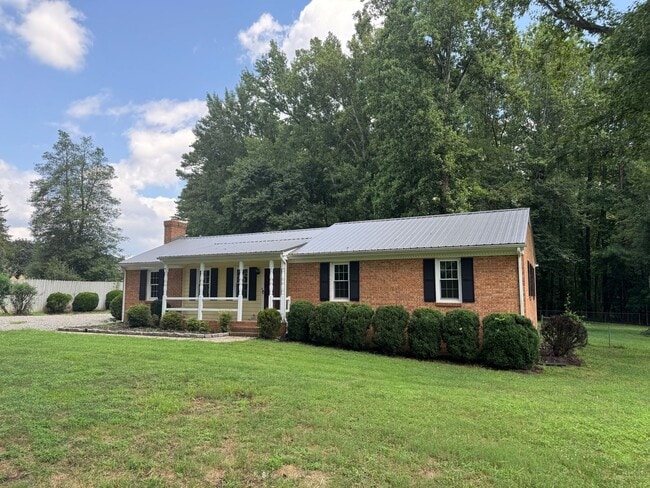 Building Photo - Completely updated brick ranch Winterpock ...