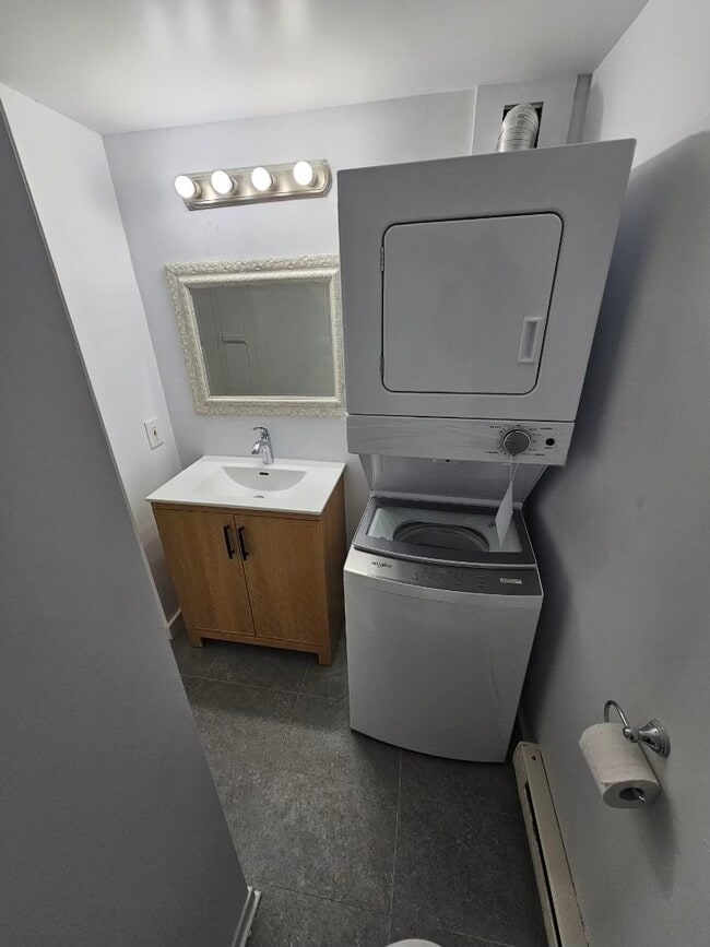 Building Photo - 10437 Rue Principale