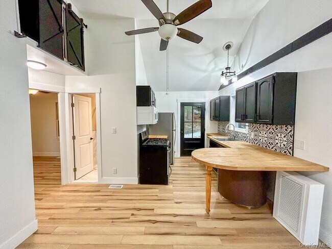 Foto del edificio - 765 Meadow Rd