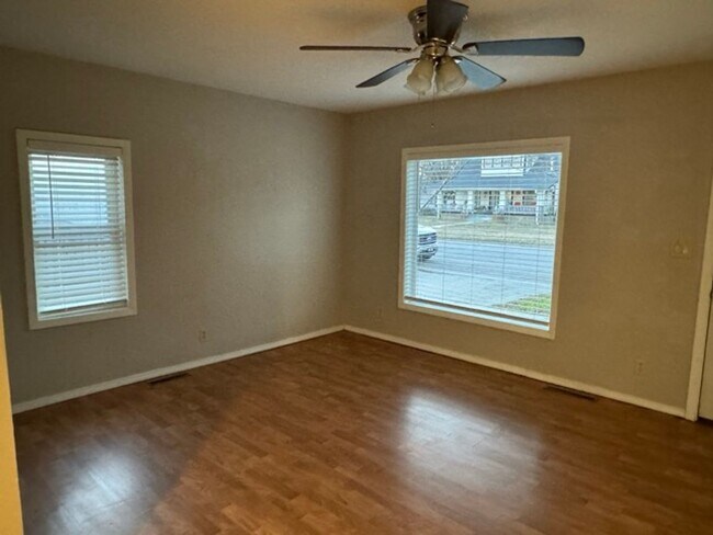 Building Photo - 2 Bedroom, 1 Bath, 1 Car Garage, Appliance...