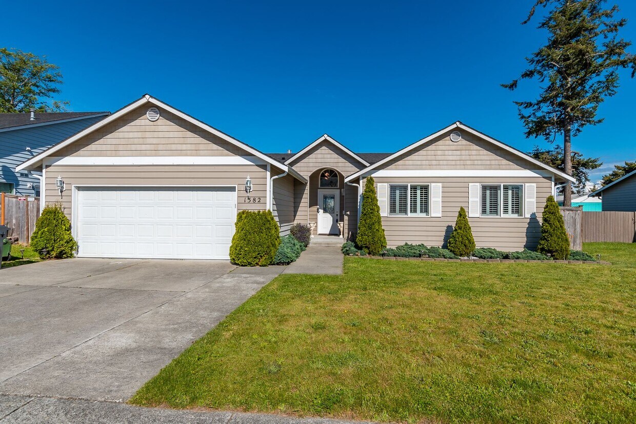 Foto principal - 3 Bedroom 2 Bath Home in Redwing