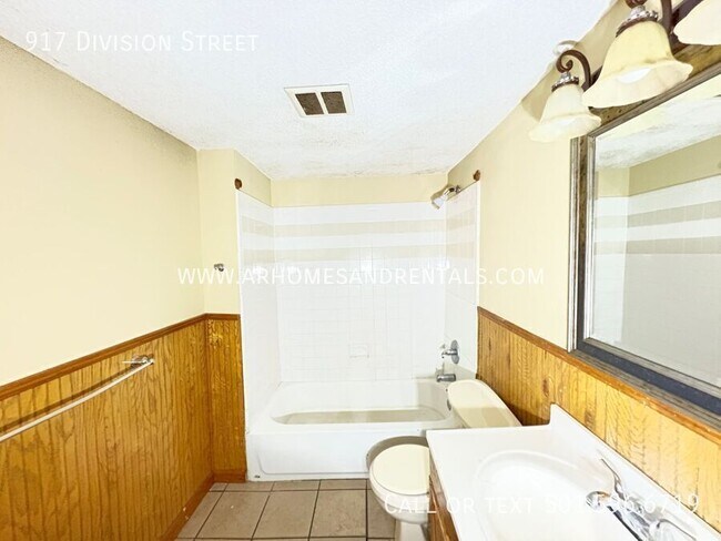 Building Photo - 917 Division St