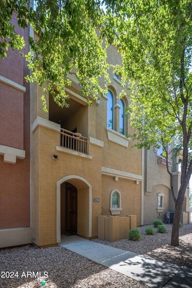 Foto del edificio - 240 W Juniper Ave
