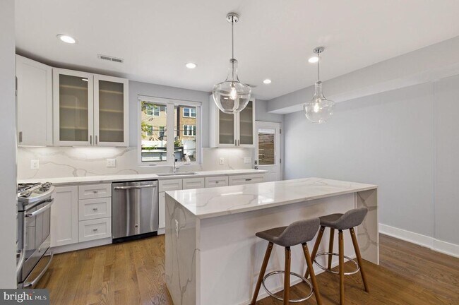 Foto del edificio - 925 Delafield Pl NW