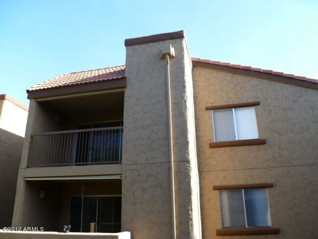 Building Photo - FABULOUS LOCATION*PRIVATE END-UNIT*IN THE ...