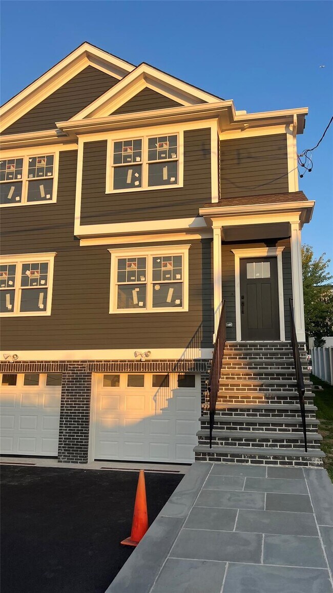 Building Photo - 234-236 Gainsborg Ave E