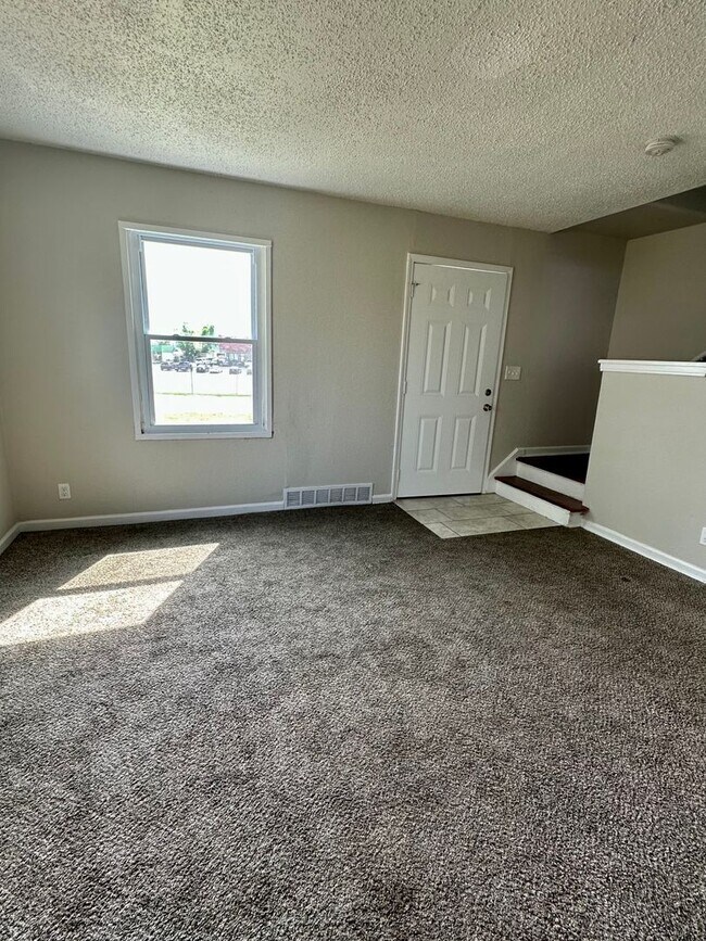 Foto del edificio - 2 Bedroom 1 Bath Duplex For Rent ***Center...