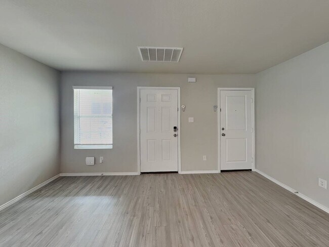 Building Photo - 5719 Leon Pl