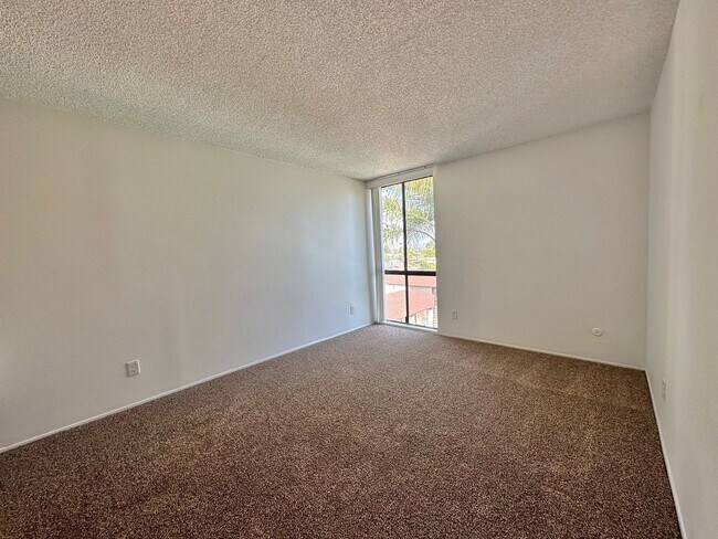 Foto del edificio - Upgraded 2 Bedroom Condo in San Carlos!!  Water/Sewer/Trash Included!!