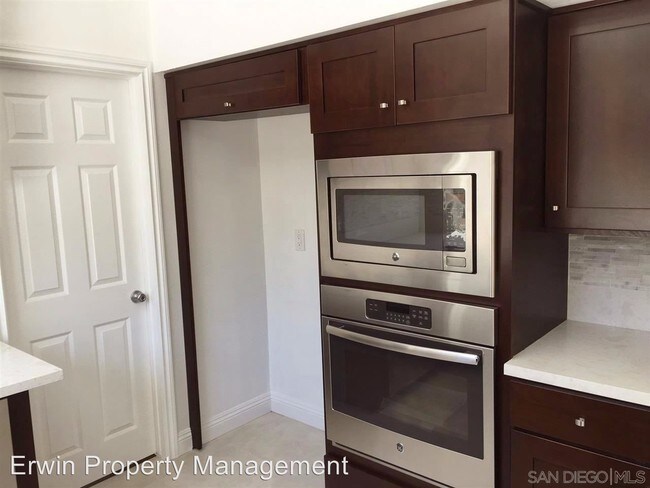 Foto del edificio - 5 br, 3 bath House - 7182 Bobhird Dr.