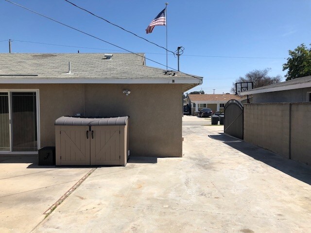 Long driveway, outdoor laundry area - 8408 San Carlos Way