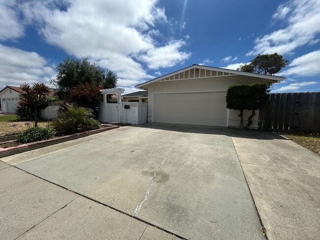 Foto del edificio - Spacious 3- Bedroom Home — $3,650/mo
