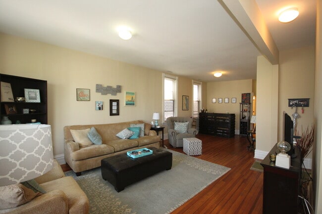 Building Photo - 3338 N Kenmore Ave