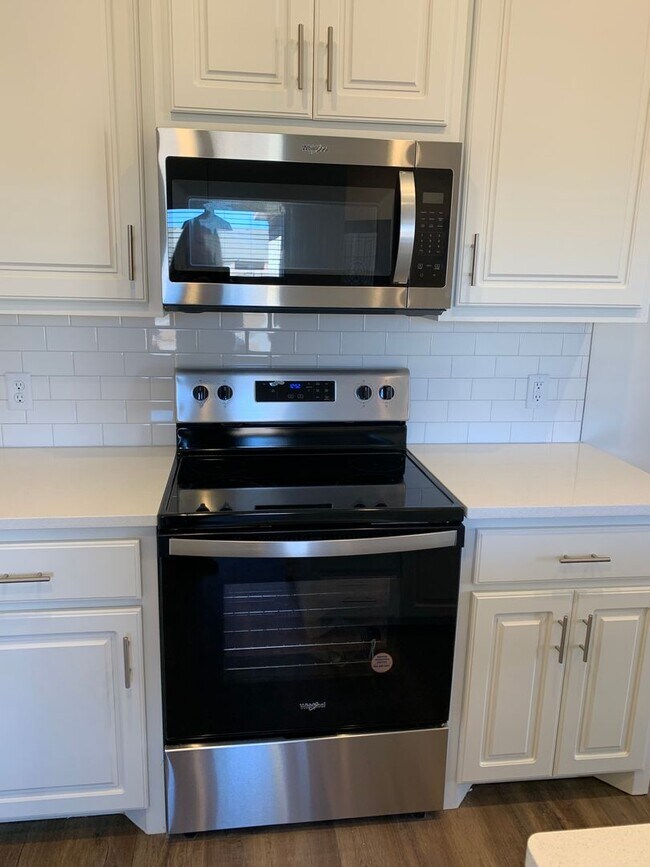 Building Photo - Brand new open concept quartz countertops