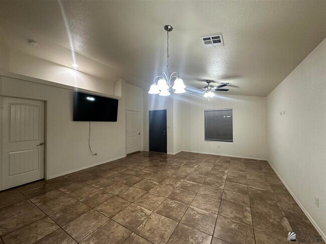 Building Photo - 3923 E Ortega St