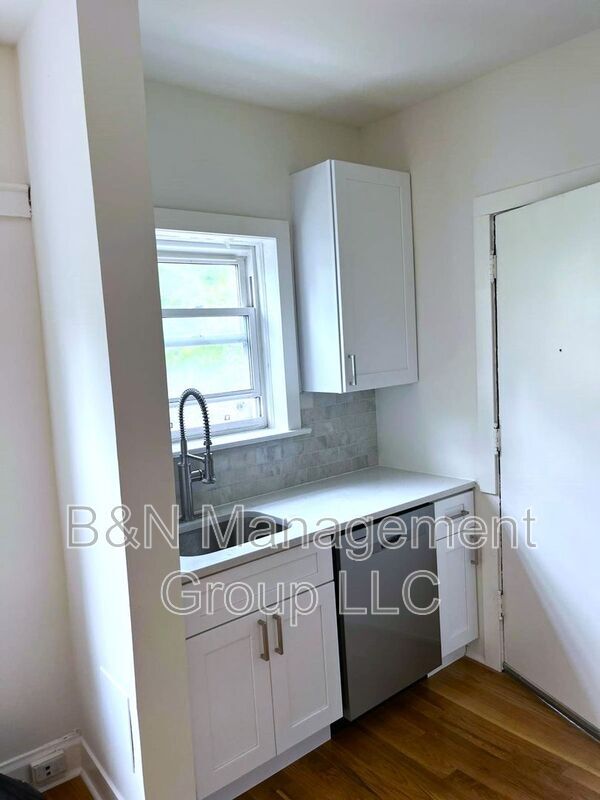 Building Photo - 1065 W Dakin St