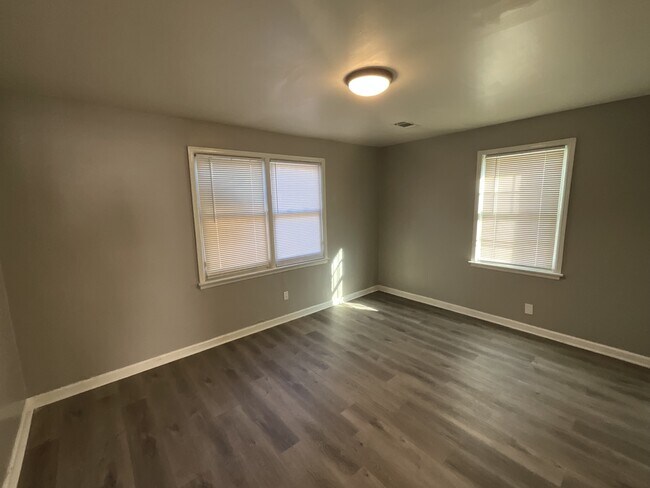 Building Photo - 2229 Zanone Ave