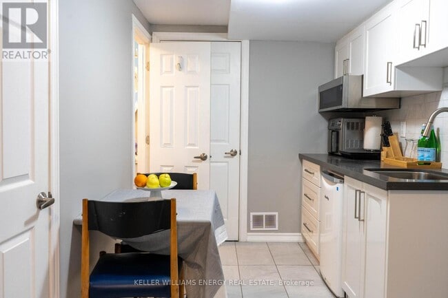 Building Photo - 480 Waverly St N