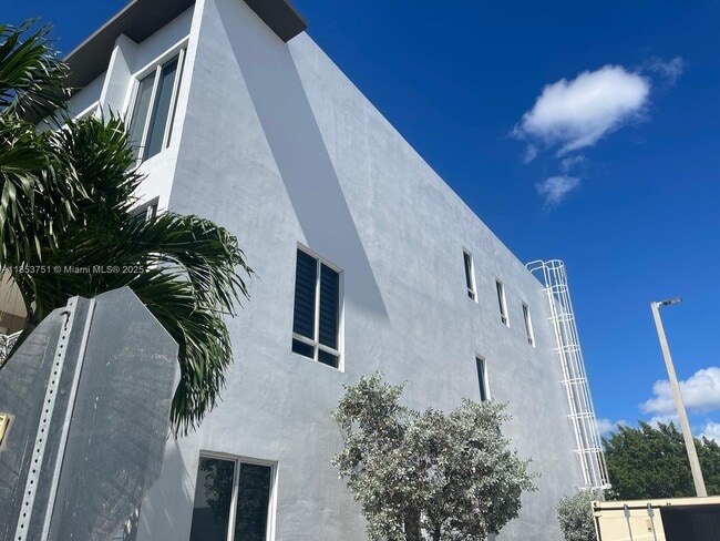Foto del edificio - 6415 NW 102nd Path