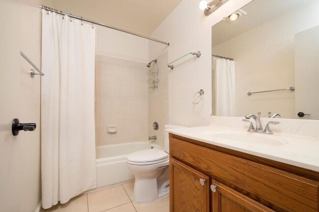 Building Photo - Spectacular Upper unit Condo